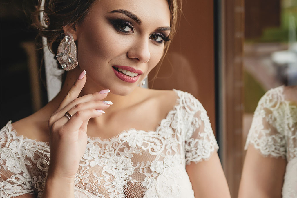 Jak dobrać biżuterię do sukni ślubnej?